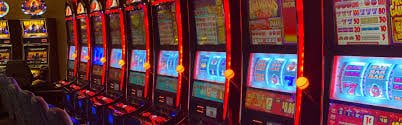 z62 slot app ၏ ဂိမ်းမျိုးစုံ ရလိုရာ ဂိမ်းကို ဖုန်းဖြင့် ကစားနေသောပုံ